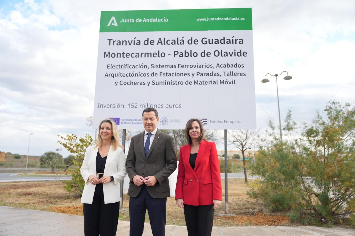 La alcaldesa de Alcalá, el presidente de la Junta y la consejera de Fomento, en el reinicio de las obras del tranvía de Alcalá