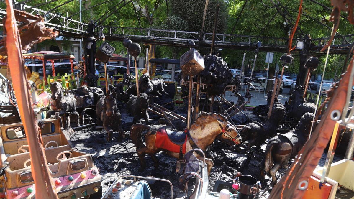 El tiovivo de la plaza de Matías Prats, completamente calcinado.