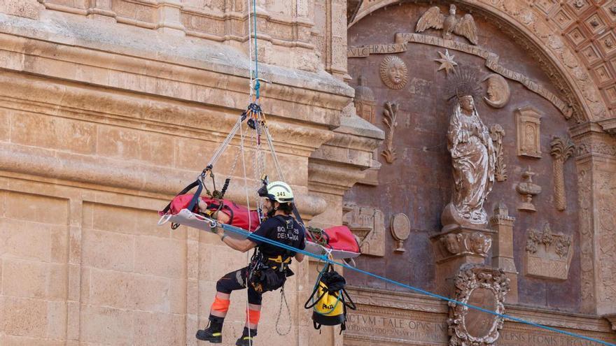 Del pináculo a la fachada del Mirador: La Catedral se convierte en el escenario de una clase práctica de rescates en altura