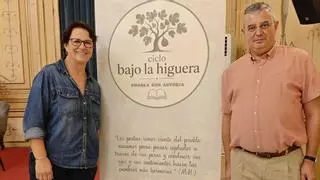 Bajo la higuera de Miguel Hernández en Orihuela con Magdalena Sánchez Blesa