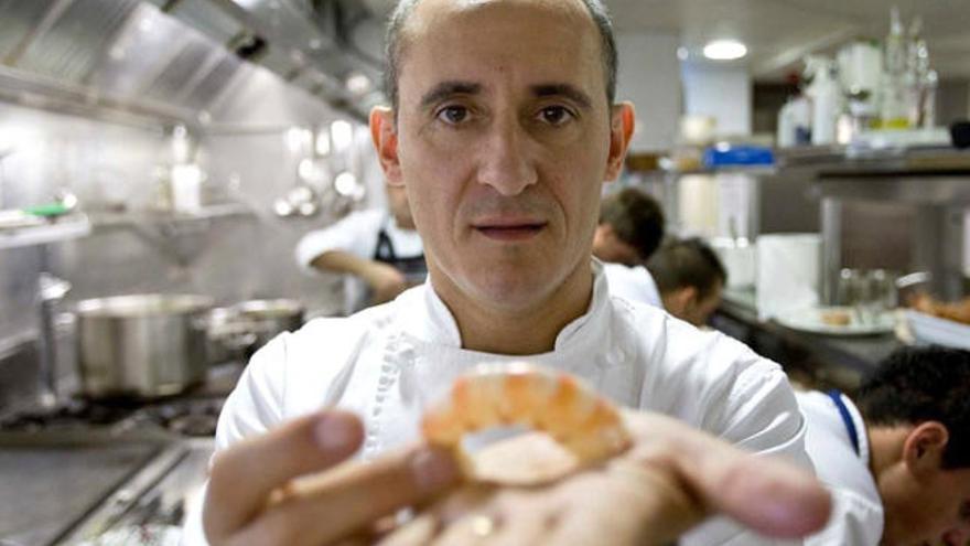 Paco Pérez a la cuina del seu establiment a Llançà.