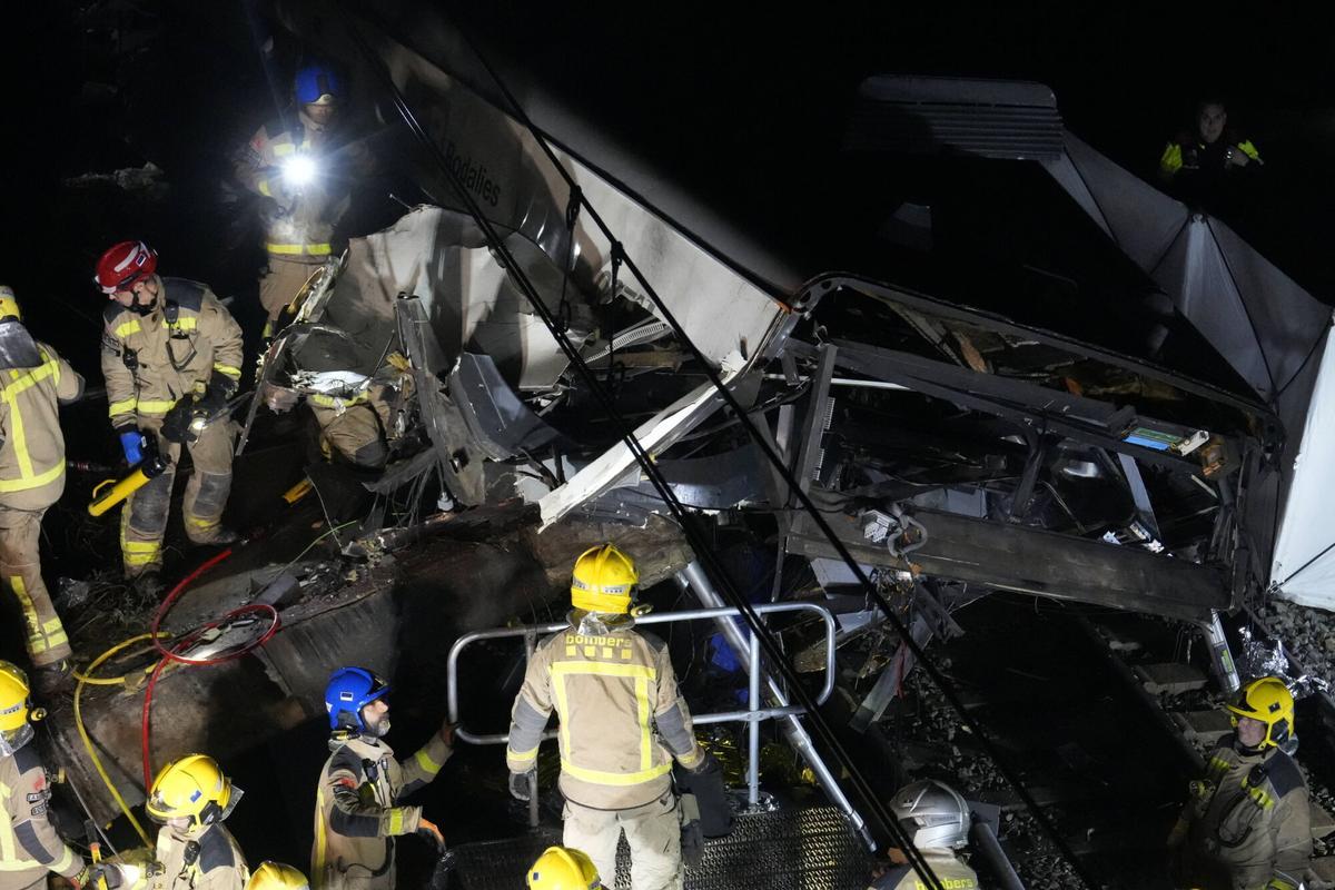 El accidente del tren de rodalies de la R4 en Gelida que ha descarrilado ha provocado un muerto, el maquinista del convoy, y cuatro heridos graves, así como 34 heridos de carácer más leve.
