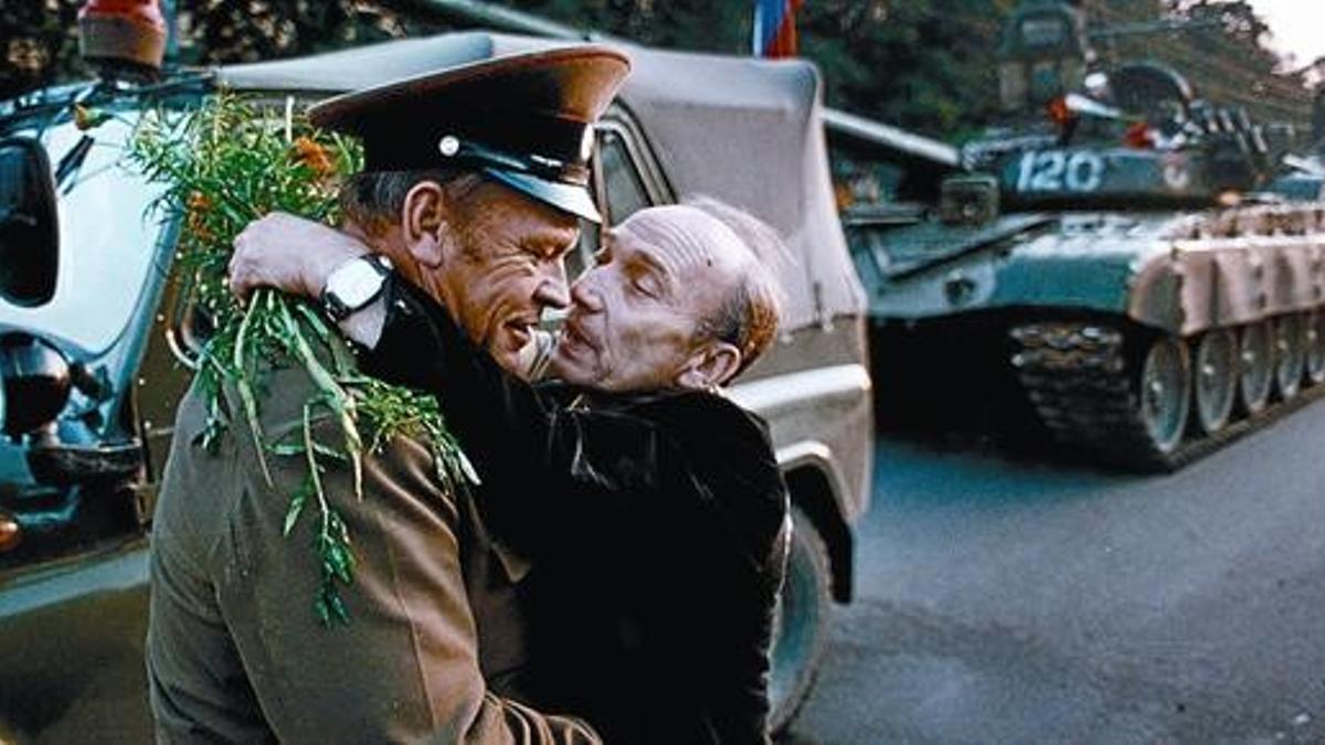 Un moscovita abraza a un comandante que desertó y envió a su unidad a defender el Parlamento.