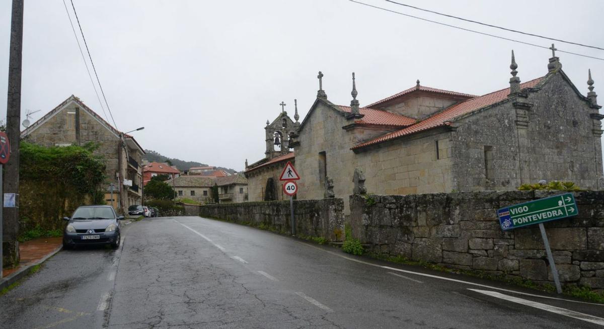 El vecindario pide cambiar el asfalto por piedra en el tramo desde la subida a O Rapallo.   | // G.NÚÑEZ