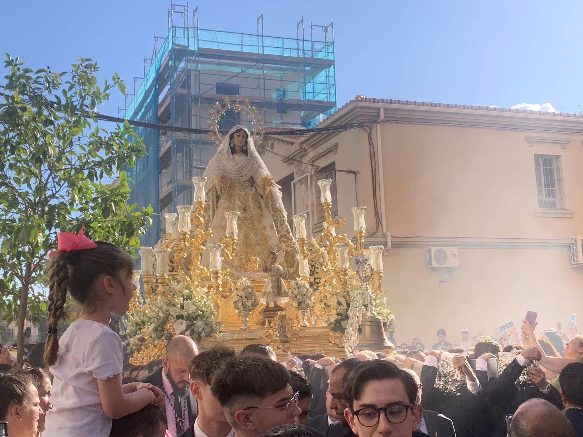 Procesión de Pentecostés de la Virgen del Rocío por el barrio de la Victoria.