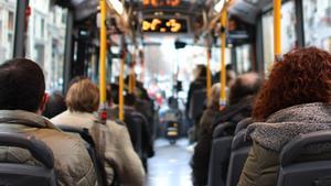 Los mayores apuestan por el transporte público pero siguen rechazando la movilidad eléctrica