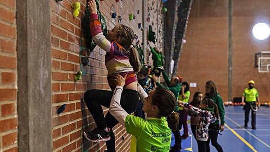 Escalada y solidaridad en el rocódromo