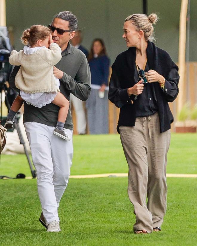 Marta Ortega y Carlos Torretta, con su hija Matilda, acuden a hípica