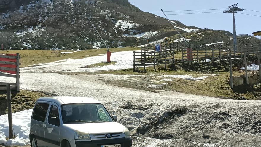 La temporada de esquí &quot;interruptus&quot;: Pajares se queda de nuevo sin nieve y Fuentes resiste con 2,8 kilómetros