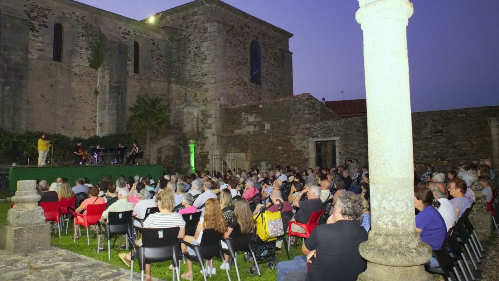 El público asiste al concierto-recital homenaje a Margarita Ferreras tras el pregón. | Ch. S.