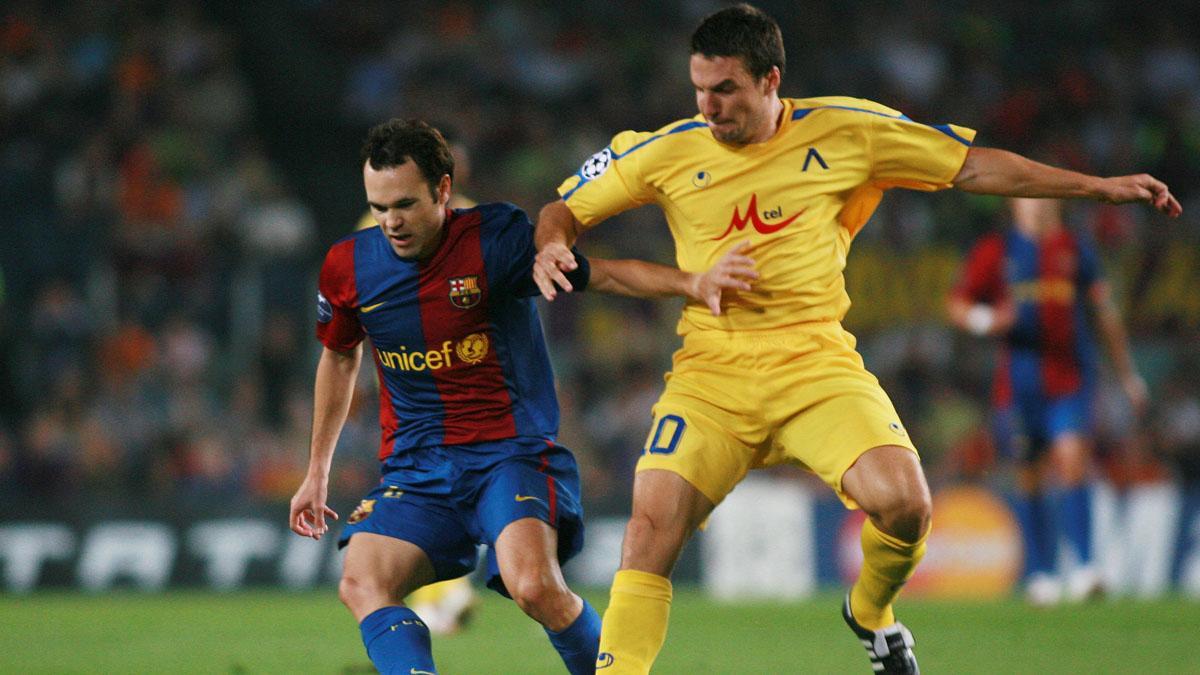 Andrés Iniesta, en el partido contra el Levski Sofía, el primero con el logo de UNICEF en la camiseta del FC Barcelona