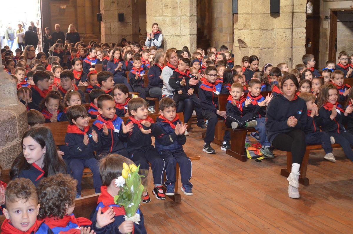 El colegio Virgen de la Vega de Benavente y la ofrenda floral a la patrona, en imágenes