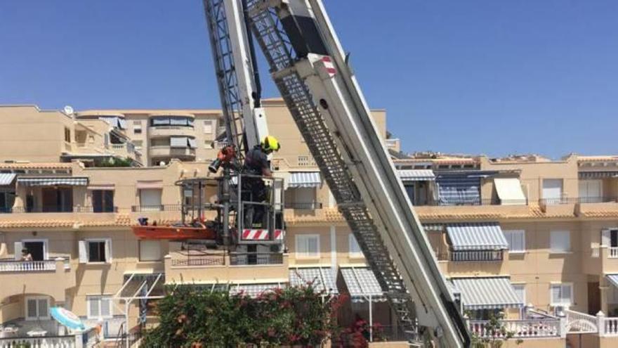 Los bomberos y Cruz Roja junto al hombre tras la caída