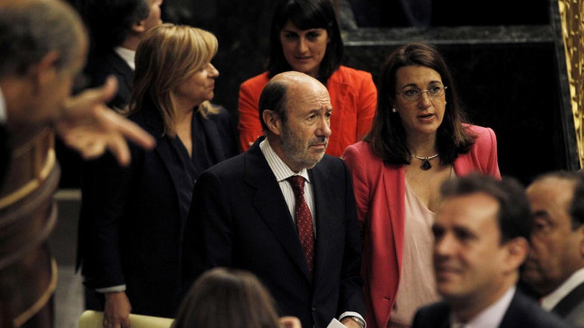 Alfredo Pérez Rubalcaba y la portavoz del PSOE, Soraya Sáenz de Santamaría, este miércoles en el Congreso.