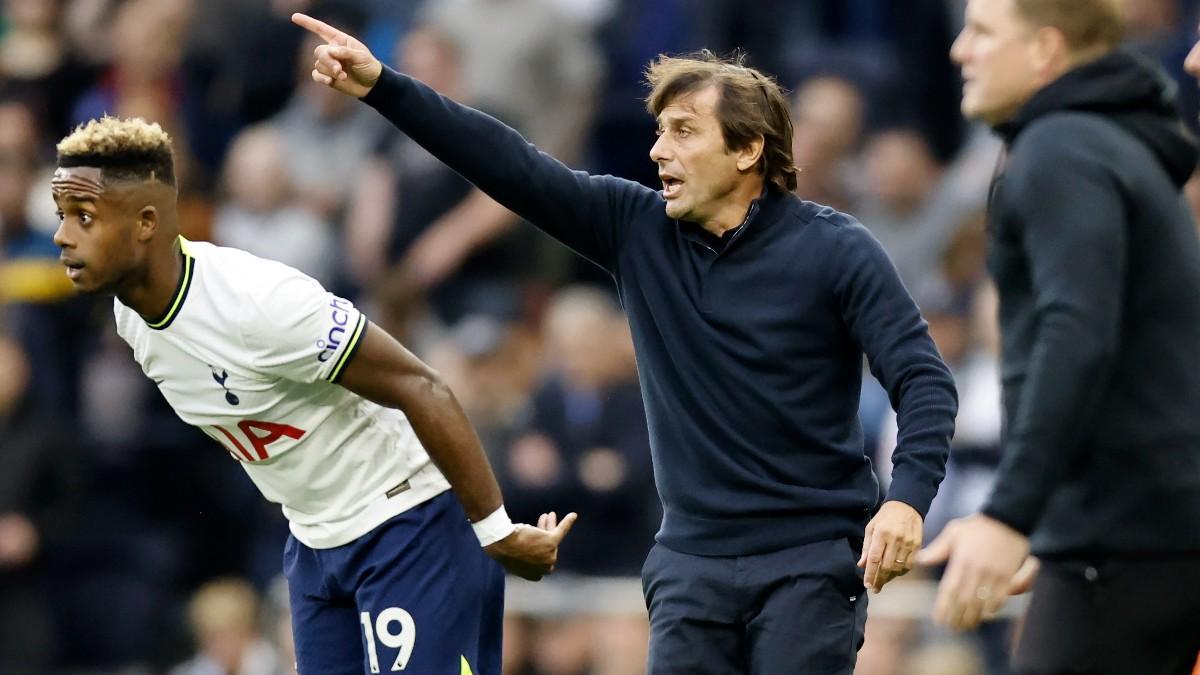 Antonio Conte dando instrucciones a su equipo