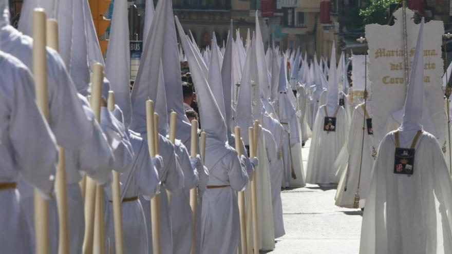 Nazarenos de la sección de la Virgen del Rocío.