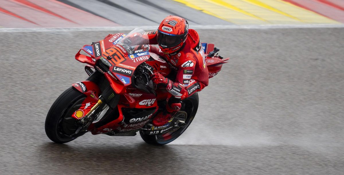 Marc Márquez flota sobre la pista mojado de Sachsenring para lograr su 16º triunfo de la temporada. Marc Márquez flota sobre la pista mojado de Sachsenring para lograr su 16º triunfo de la temporada.