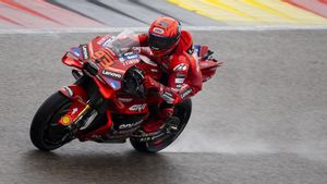 Marc Márquez flota sobre la pista mojado de Sachsenring para lograr su 16º triunfo de la temporada.