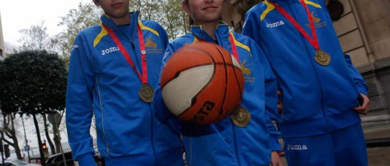 Los tres seleccionados, con sus medallas.