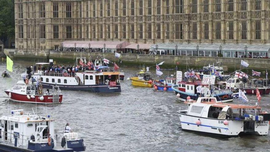 Una flotilla de barcos de pesca, convocada por el eurófobo UKIP, recorre el Támesis en Londres en defensa de la salidad de la UE. // Efe