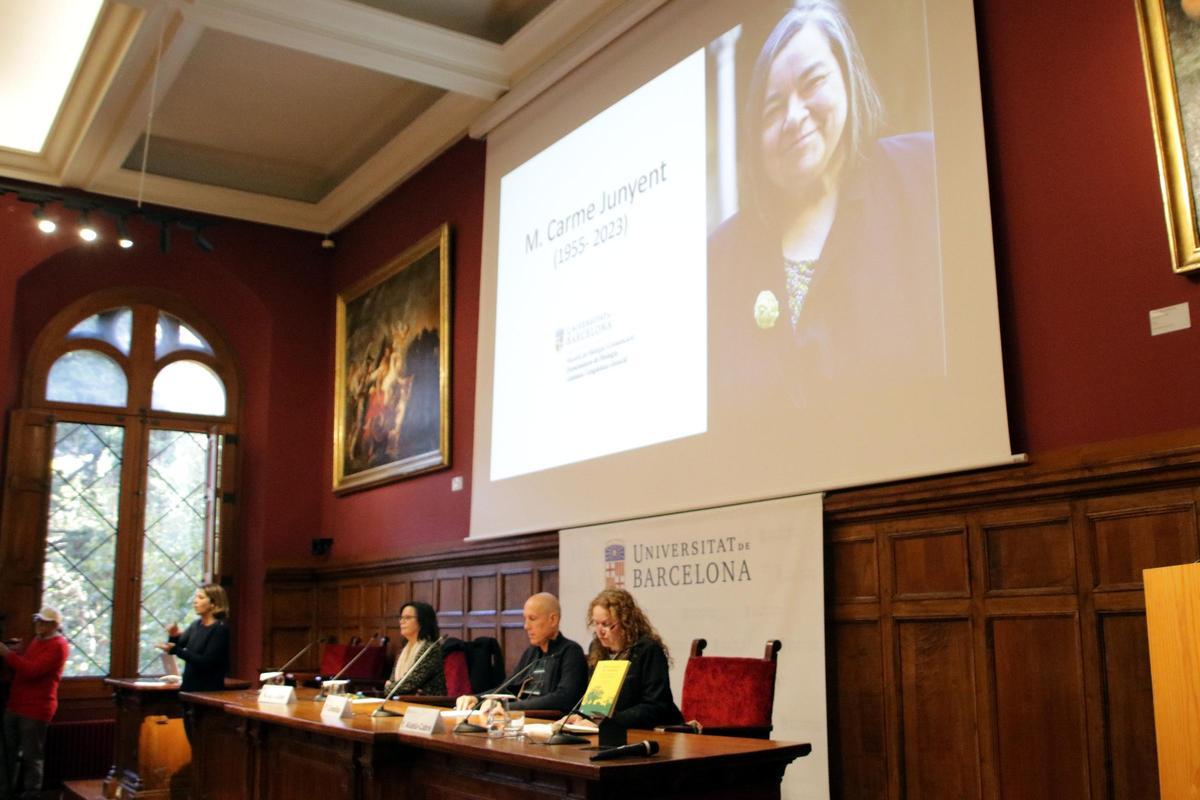 L'acte d'homenatge a Carme Junyent a l'Aula Magna de l'Edifici Històric de la UB