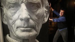 Toni Casares, director del teatro, junto al gran retrato de Samuel Beckett que se ha convertido en el emblema de la sala.