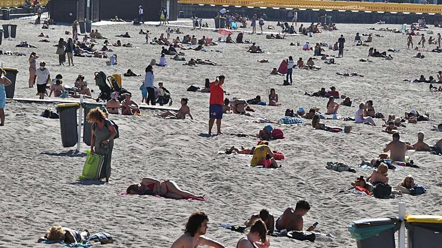 Bañistas en la playa de Riazor.   | // VÍCTOR ECHAVE