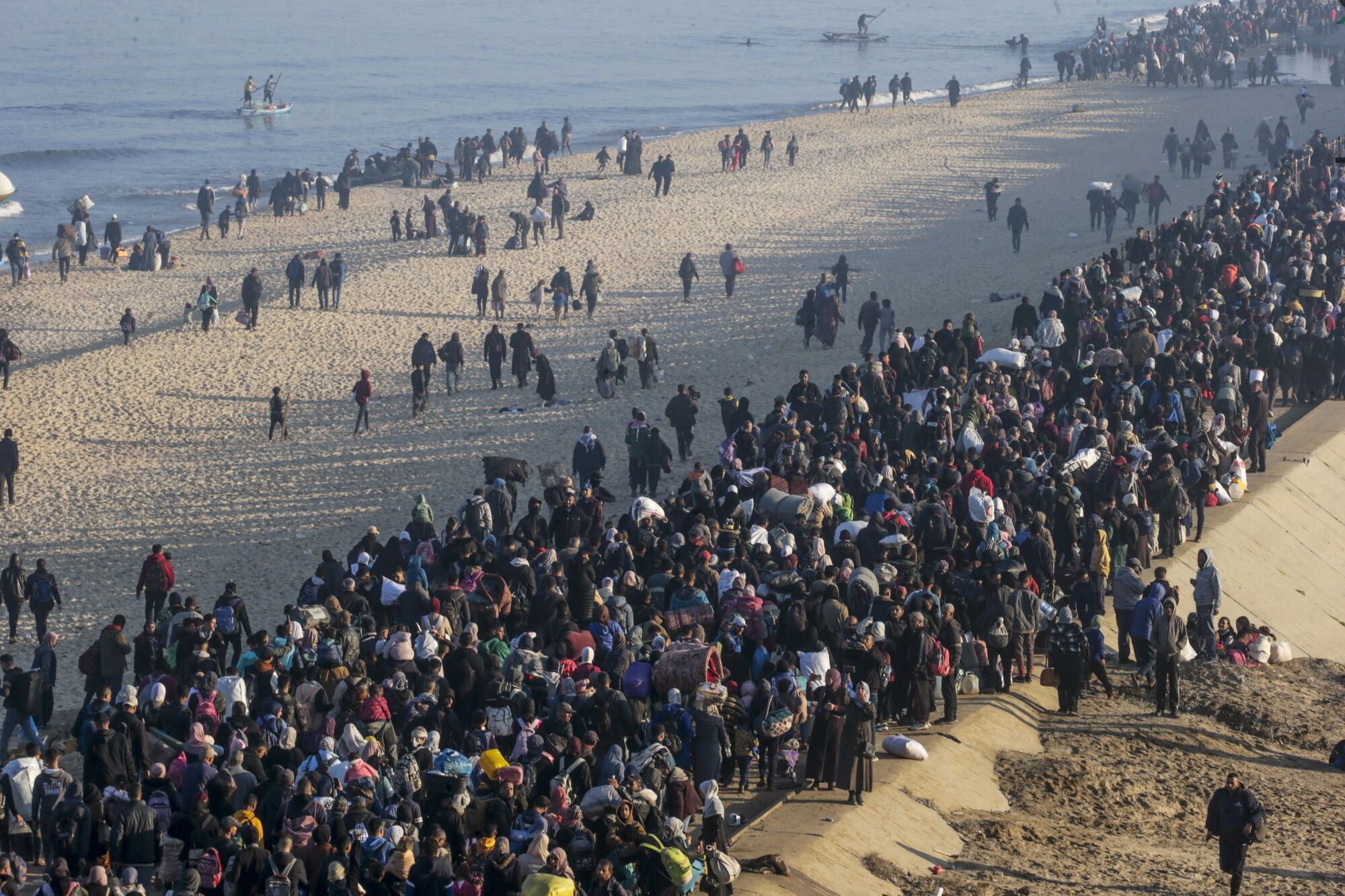 Centenares de palestinos desplazados vuelven a Gaza