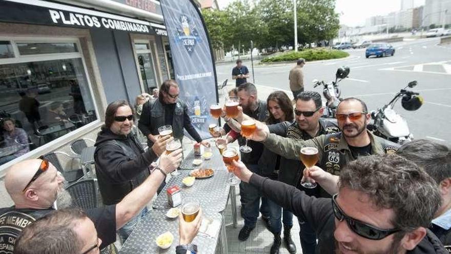 Los moteros Sin Riders brindan, ayer, en Riazor.