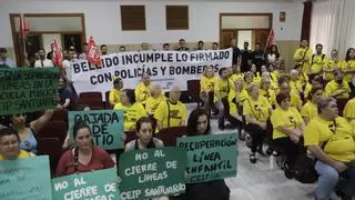 El último pleno ordinario del mandato de Bellido empieza con el desalojo de policías y bomberos