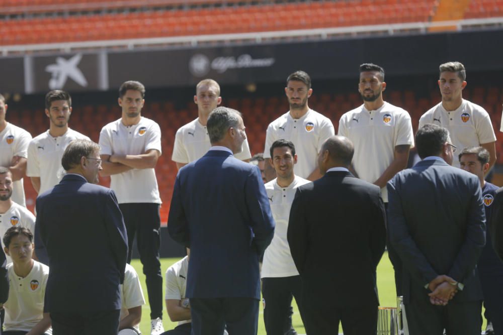 El rey Felipe VI felicita a la plantilla del Valencia CF por conseguir la Copa