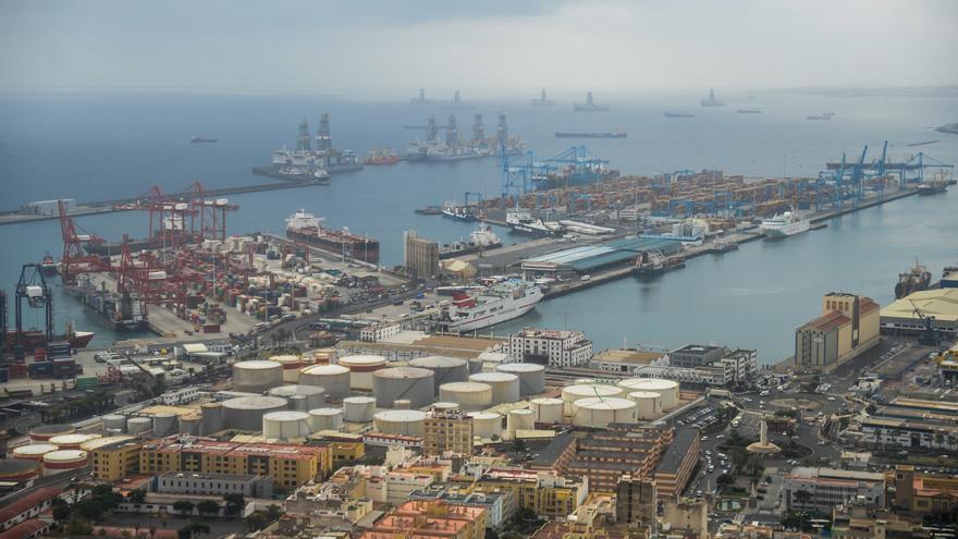 El Puerto de Las Palmas mantiene los depósitos de combustible más cercanos a la ciudad