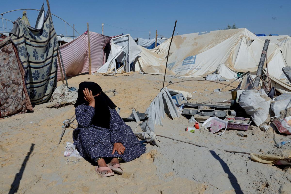 A Palestinian woman reacts at the site of an Israeli strike on a tent camp sheltering displaced people, in Khan Younis, southern Gaza Strip, April 19, 2025. REUTERS/Hatem Khaled