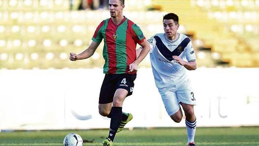 El central Martin Valjent conduce el balón durante un partido con el Ternana italiano.