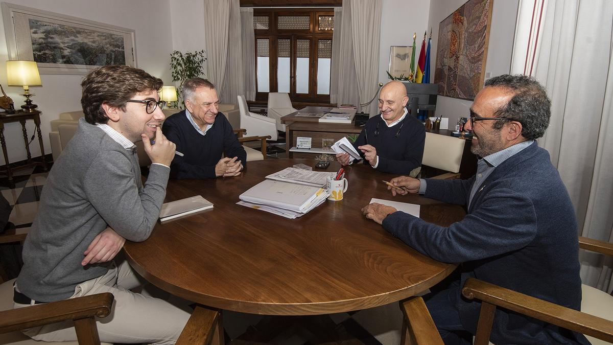 Encuentro celebrado ayer en la Diputación de Cáceres entre los responsables de la fundación y el presidente provincial.