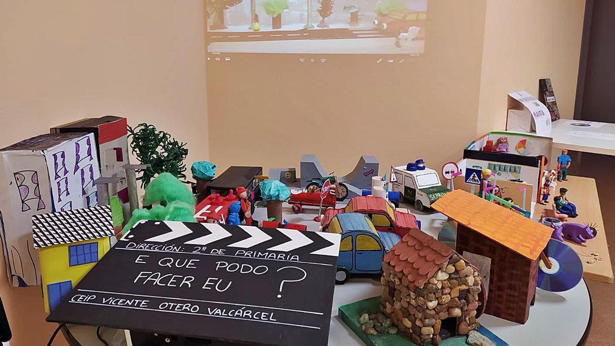 Trabajos de alumnos de Carral, en la exposición en el Local Interxeracional.   | // LA OPINIÓN