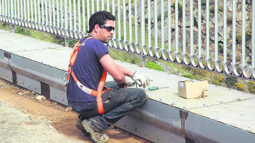Un operario trabaja en la reforma del viaducto que comunica las comarcas de Aliste y Sayago.