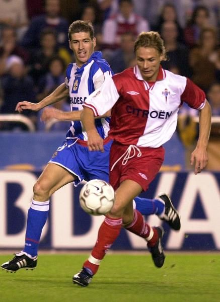 Valeri Karpin conduce un balón en un derbi ante el Deportivo en 2001