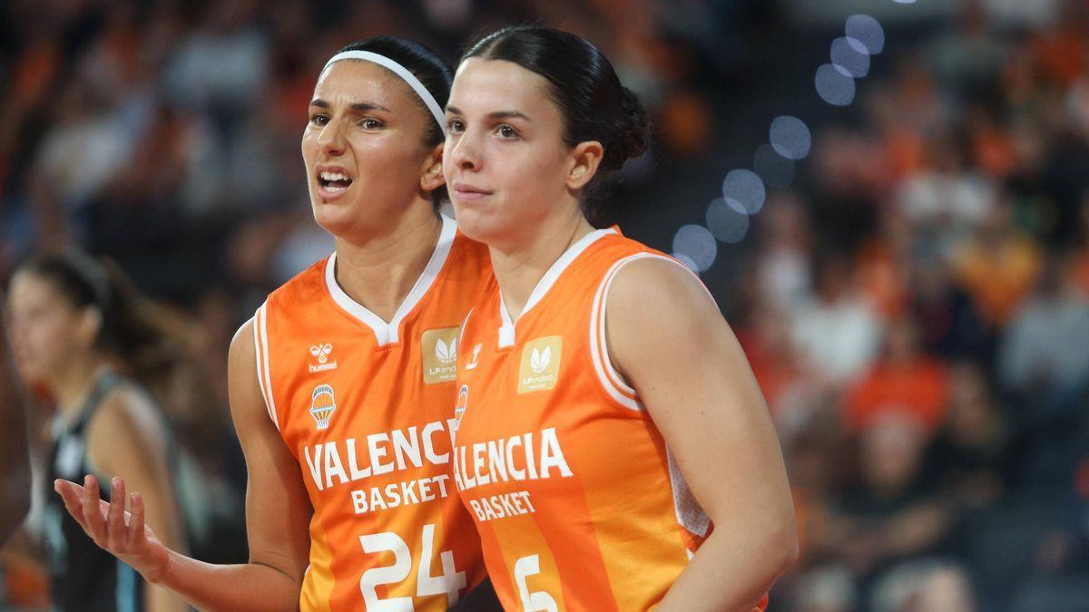 Elena Buenavida y Ben Abdelkader, en el partido ante el IDK Euskotren.