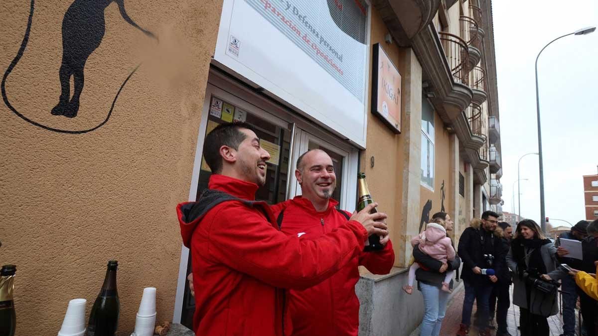 La Escuela de Judo Seiza de Salamanca ha repartido 80 millones de euros en participaciones correspondientes a unos 200 décimos premiados con el número 26.590, agraciado con el primer premio de la Lotería de Navidad 2019, mientras que otros 50 décimos se vendieron por ventanilla.