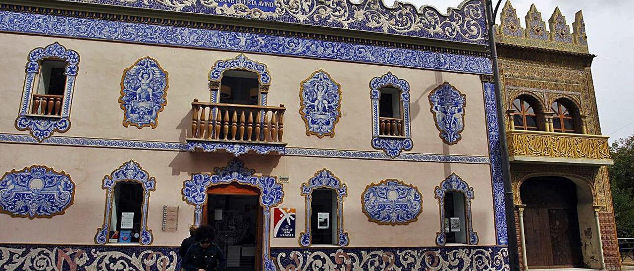 Una de las antiguas fábricas cerámicas en el casco histórico de Manises.