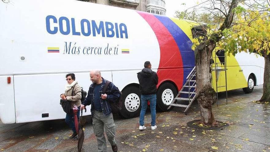 Sandra Patricia y Alejandro salen de realizar una consulta en el consulado móvil. // Iñaki Osorio