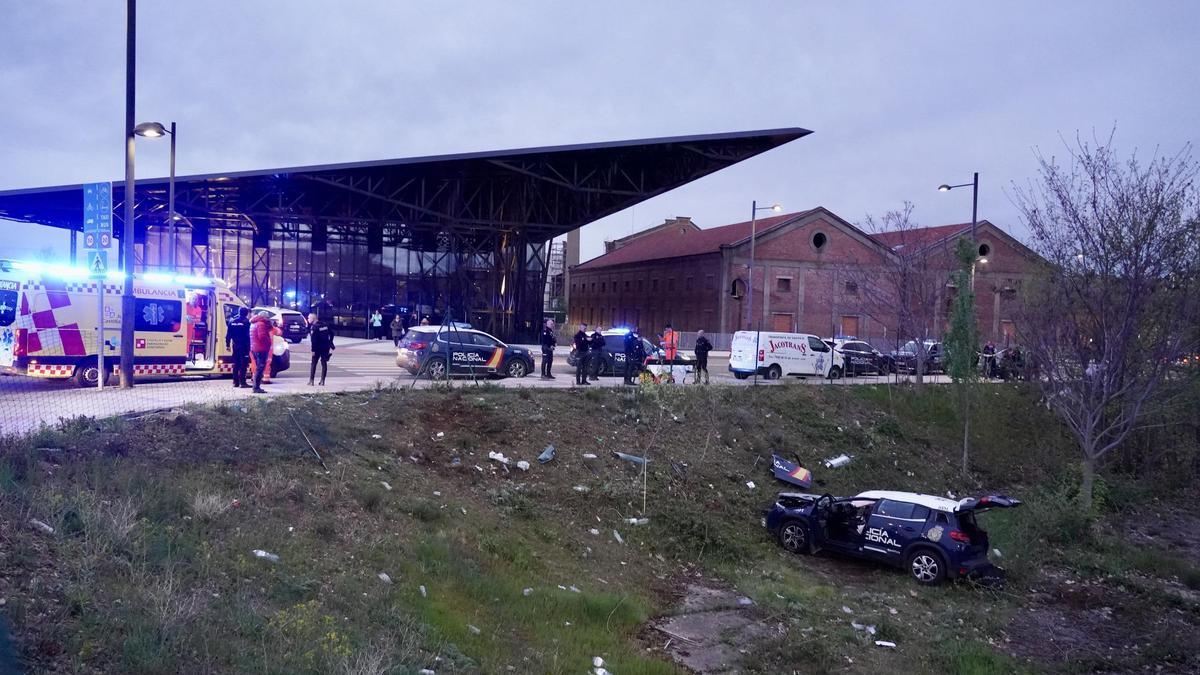 Dos policías heridos en la salida de vía y posterior vuelco de un coche patrulla frente al Palacio de Exposiciones de León