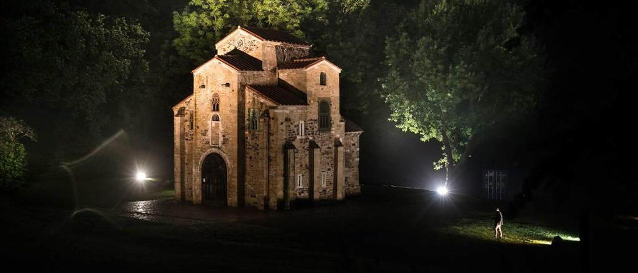 Una vista nocturna de la iglesia de San Miguel de Lillo, en el monte Naranco de Oviedo.