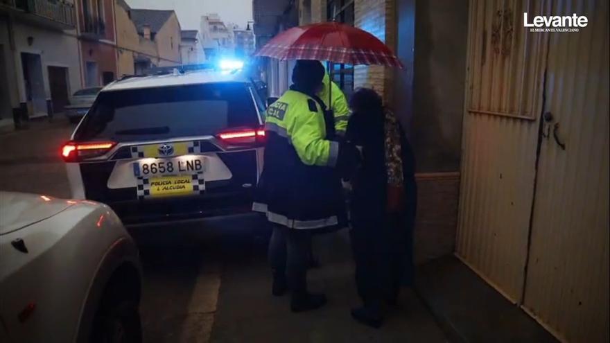 Policía Local evacua a vecinos en l'Alcúdia