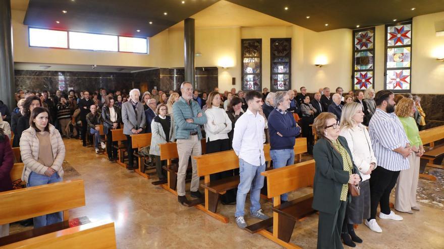 La capilla de Los Arenales, durante la despedida a Alberto Toyos; en primera fila, en el centro, su hermana Pilar Toyos Rubiales, junto a sus hijas Pilar y Covadonga Santos Toyos y, entre ambas, su sobrino Alejandro Toyos García. | MARIO CANTELI