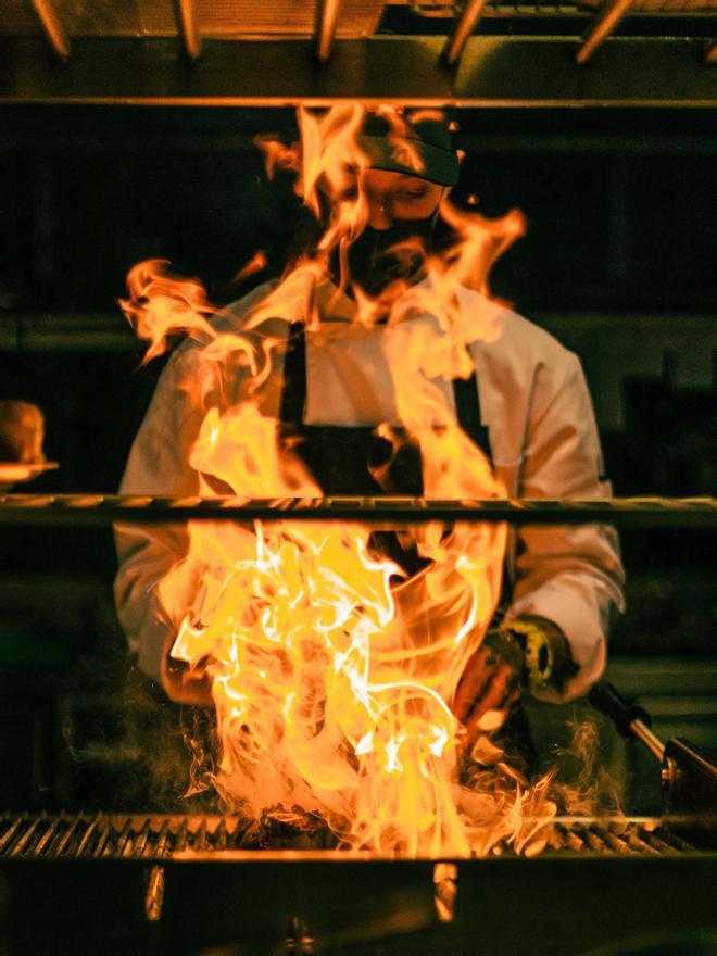 El fuego es un elemento clave en la cocina de La Llama.