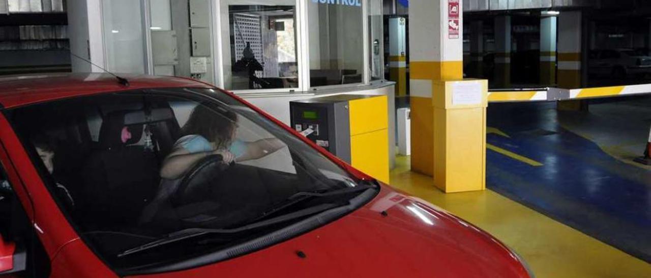 El parking comenzó a ser de pago a comienzos del pasado mes de julio. // Bernabé/Javier Lalín