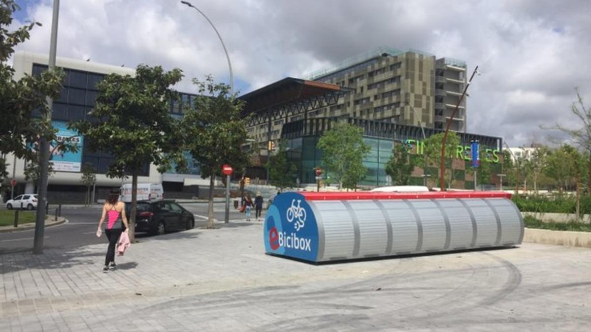 Estación de e-Bicibox frente al Finestrelles Shopping Center de Esplugues