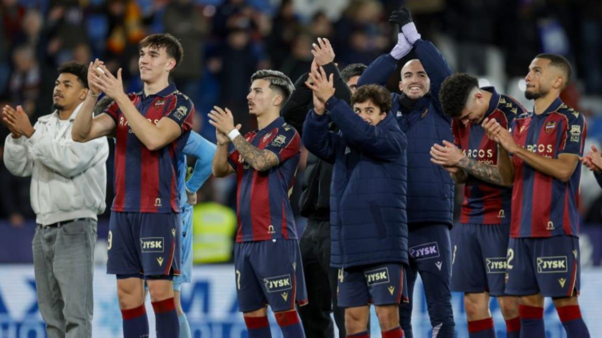 Los jugadores del Levante UD aplaudiendo a la afición tras una noche mágica ante el Elche en el Ciutat
